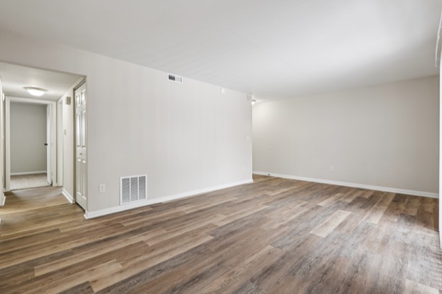 Wingate living room photo 4